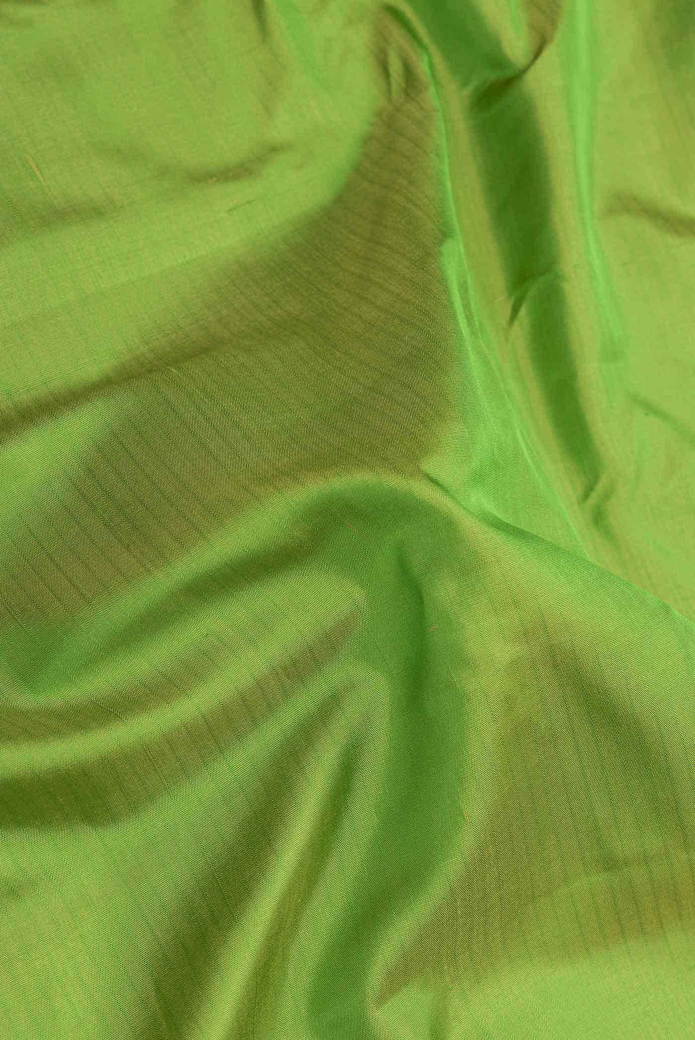 Green Dual Tone Gadwal Silk Saree - Image 3